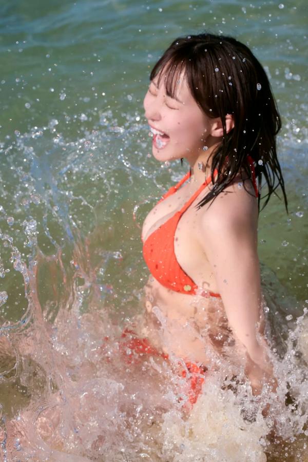 田中美久  《田中美久 - もっと、ぜんぶ、ほんと》异国街拍优雅长裙与泳池性感写真第21张图片