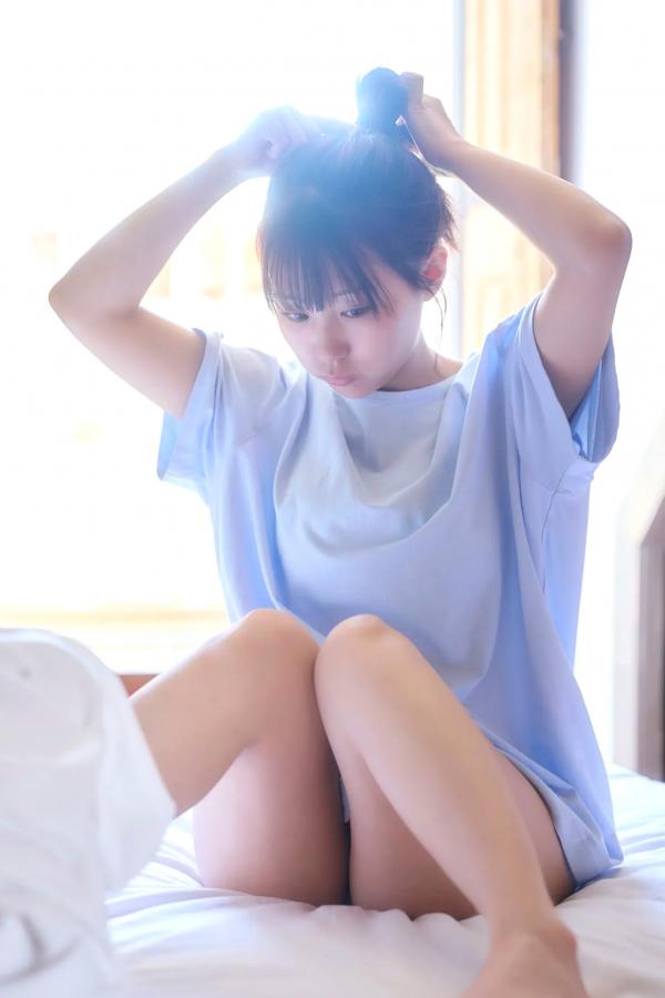 田中美久  《田中美久 - もっと、ぜんぶ、ほんと》异国街拍优雅长裙与泳池性感写真第28张图片