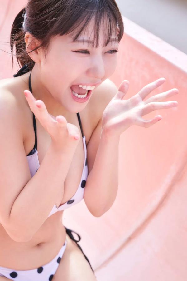 田中美久  《田中美久 - もっと、ぜんぶ、ほんと》异国街拍优雅长裙与泳池性感写真第39张图片