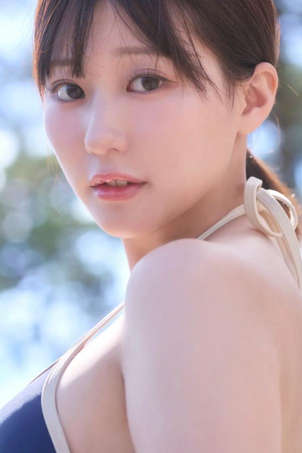 田中美久  《田中美久 - もっと、ぜんぶ、ほんと》异国街拍优雅长裙与泳池性感写真第48张图片