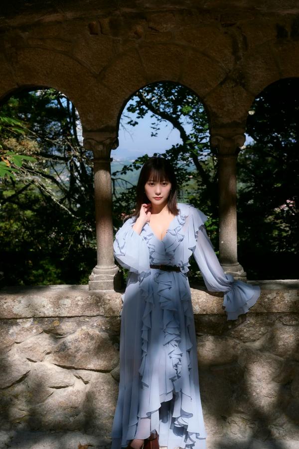 田中美久  《田中美久 - もっと、ぜんぶ、ほんと》异国街拍优雅长裙与泳池性感写真第57张图片