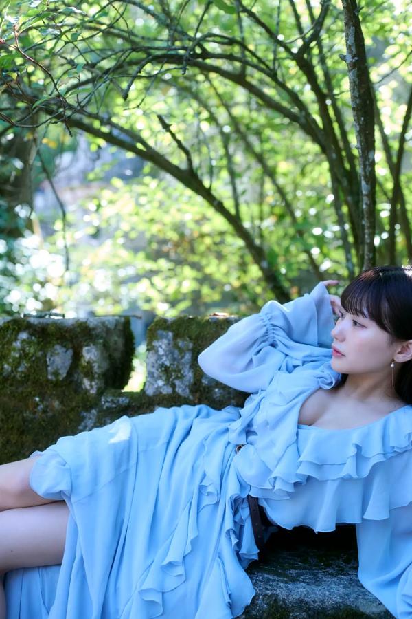 田中美久  《田中美久 - もっと、ぜんぶ、ほんと》异国街拍优雅长裙与泳池性感写真第59张图片