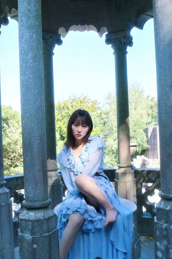 田中美久  《田中美久 - もっと、ぜんぶ、ほんと》异国街拍优雅长裙与泳池性感写真第60张图片