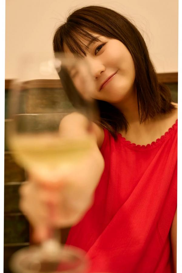田中美久  《田中美久 - もっと、ぜんぶ、ほんと》异国街拍优雅长裙与泳池性感写真第72张图片