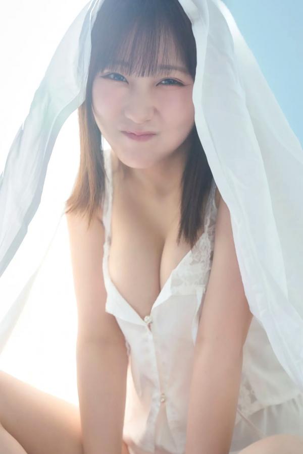 田中美久  《田中美久 - もっと、ぜんぶ、ほんと》异国街拍优雅长裙与泳池性感写真第77张图片