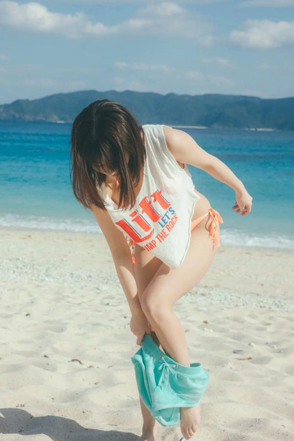 田中美久  田中美久 - キミの街まで 海边沙滩红色比基尼与性感私房写真第8张图片