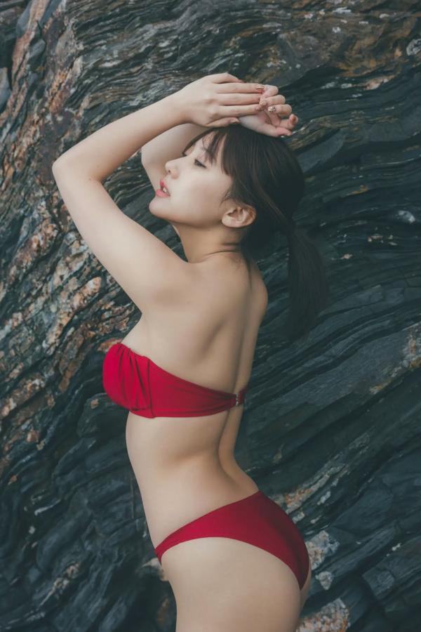 田中美久  田中美久 - キミの街まで 海边沙滩红色比基尼与性感私房写真第38张图片