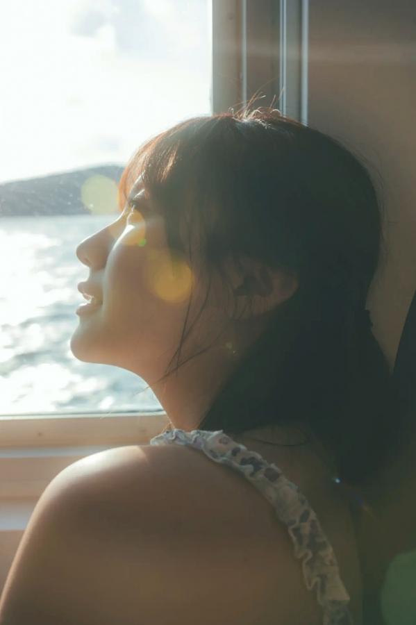 田中美久  田中美久 - キミの街まで 海边沙滩红色比基尼与性感私房写真第51张图片
