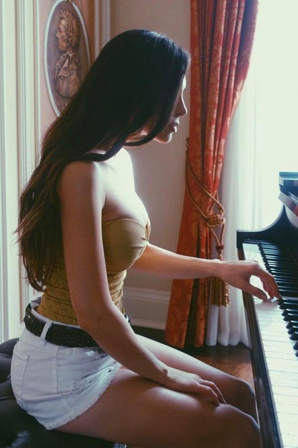 Lola Astanova  Lola Astanova- 色艺双全的美艳钢琴家第11张图片