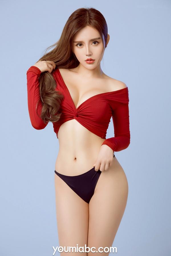 卓娅祺 Eve雯仔  YouMi尤蜜：卓娅祺《恋与卓娅祺》高清写真，性感紧身红衣搭配黑色丁字裤，极致美臀诱惑，摄影棚纯色背景极品御姐第6张图片