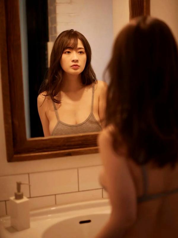 メイリ 美梨  メイリ - 彼女と官能的な时间：浴室湿发诱惑与室内私房性感写真第74张图片
