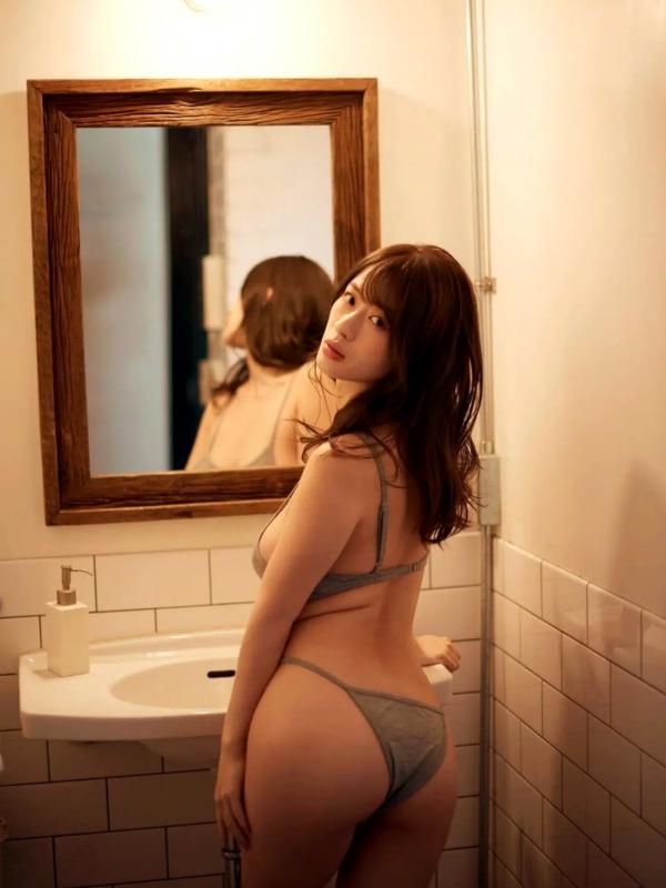 メイリ 美梨  メイリ - 彼女と官能的な时间：浴室湿发诱惑与室内私房性感写真第77张图片