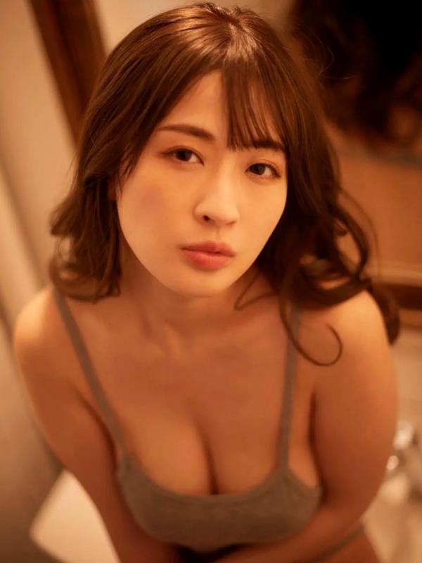 メイリ 美梨  メイリ - 彼女と官能的な时间：浴室湿发诱惑与室内私房性感写真第87张图片