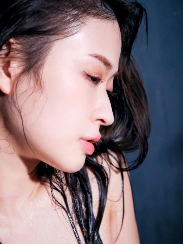 メイリ 美梨  メイリ - 彼女と官能的な时间：浴室湿发诱惑与室内私房性感写真第109张图片