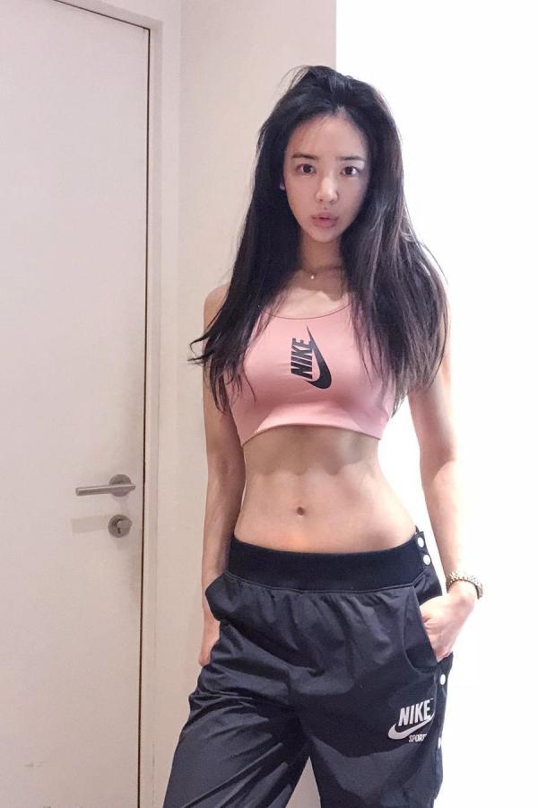   李妍和- 健美身材马甲线第4张图片