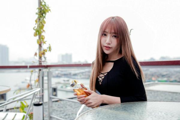 Katie Chiu 比比儿  台湾正妹比比儿《牛仔背带裤》户外街拍写真集[45P]，清新甜美展现都市活力魅力第3张图片