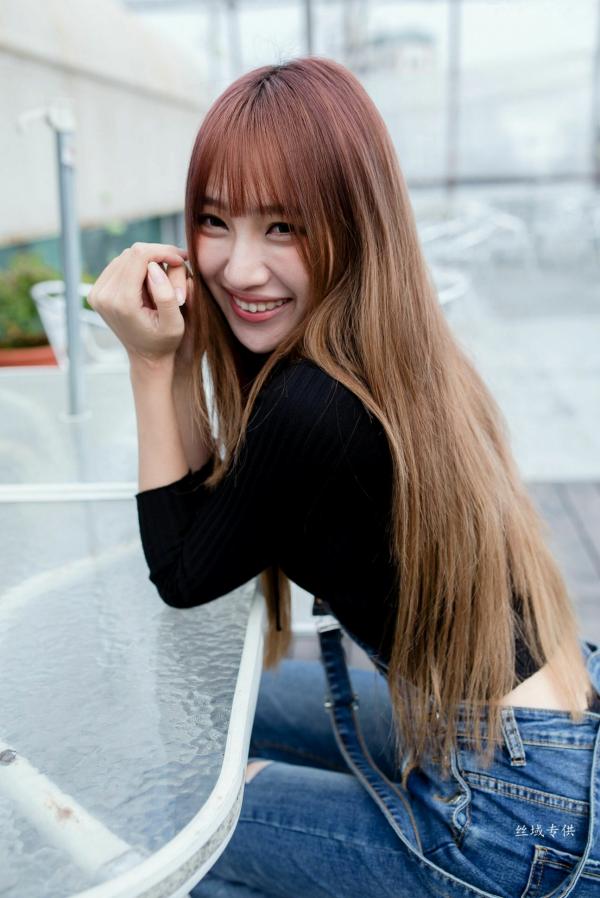 Katie Chiu 比比儿  台湾正妹比比儿《牛仔背带裤》户外街拍写真集[45P]，清新甜美展现都市活力魅力第19张图片