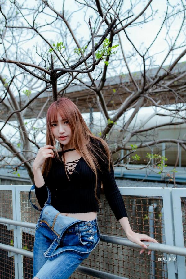 Katie Chiu 比比儿  台湾正妹比比儿《牛仔背带裤》户外街拍写真集[45P]，清新甜美展现都市活力魅力第23张图片