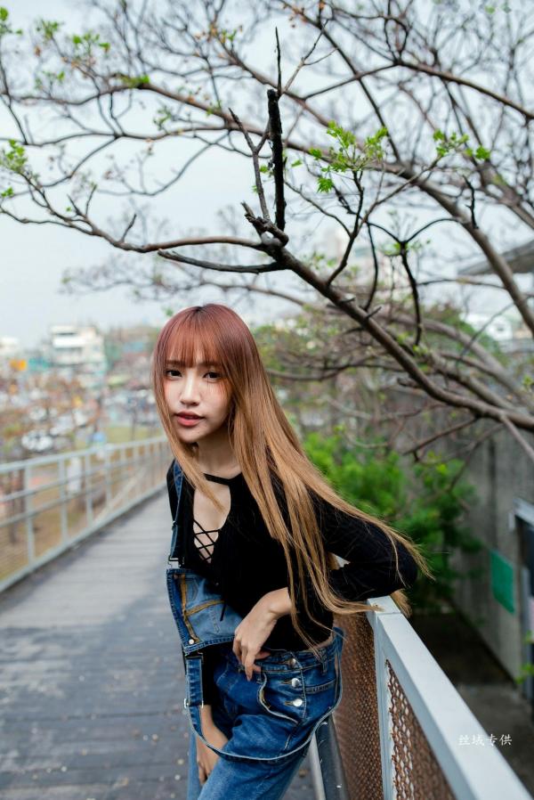 Katie Chiu 比比儿  台湾正妹比比儿《牛仔背带裤》户外街拍写真集[45P]，清新甜美展现都市活力魅力第24张图片