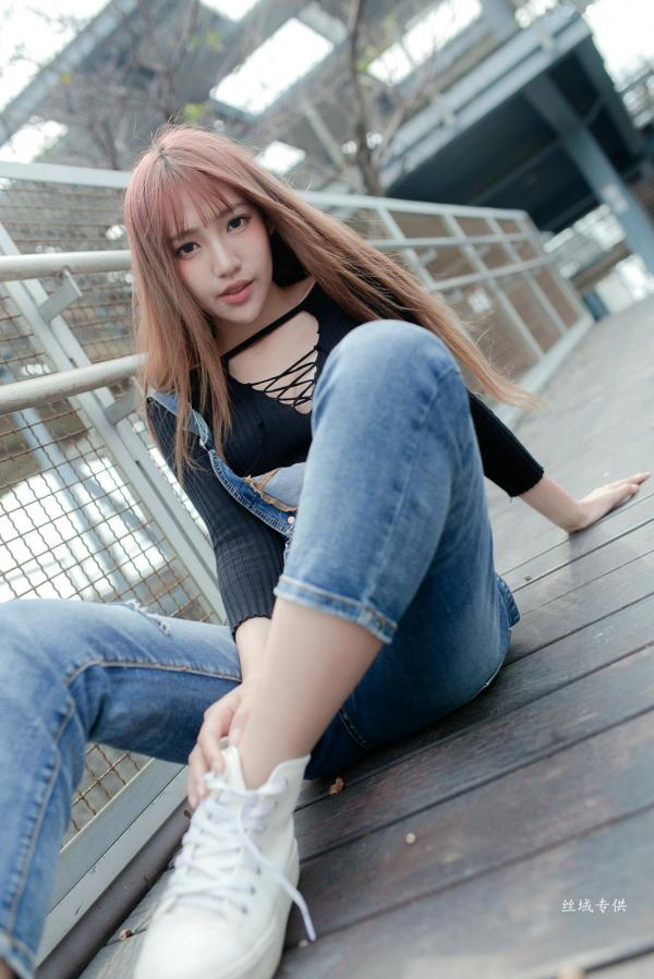 Katie Chiu 比比儿  台湾正妹比比儿《牛仔背带裤》户外街拍写真集[45P]，清新甜美展现都市活力魅力第27张图片