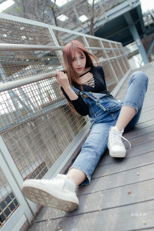 Katie Chiu 比比儿  台湾正妹比比儿《牛仔背带裤》户外街拍写真集[45P]，清新甜美展现都市活力魅力第28张图片