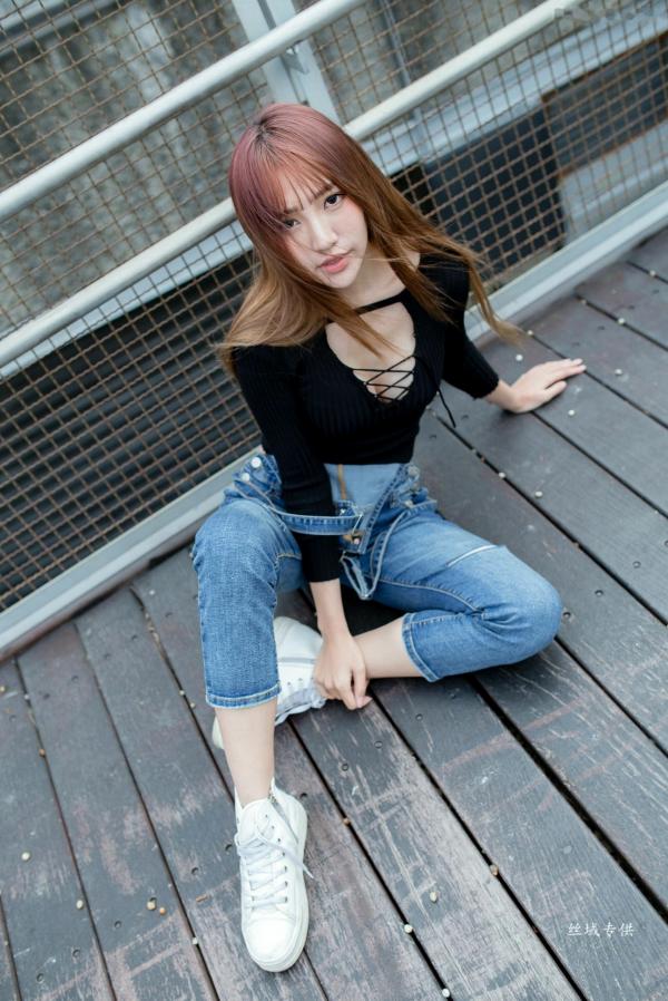 Katie Chiu 比比儿  台湾正妹比比儿《牛仔背带裤》户外街拍写真集[45P]，清新甜美展现都市活力魅力第29张图片