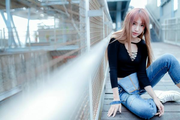 Katie Chiu 比比儿  台湾正妹比比儿《牛仔背带裤》户外街拍写真集[45P]，清新甜美展现都市活力魅力第31张图片