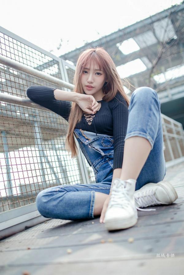 Katie Chiu 比比儿  台湾正妹比比儿《牛仔背带裤》户外街拍写真集[45P]，清新甜美展现都市活力魅力第32张图片
