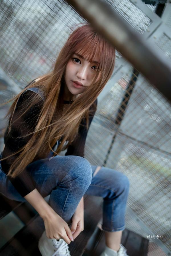 Katie Chiu 比比儿  台湾正妹比比儿《牛仔背带裤》户外街拍写真集[45P]，清新甜美展现都市活力魅力第34张图片