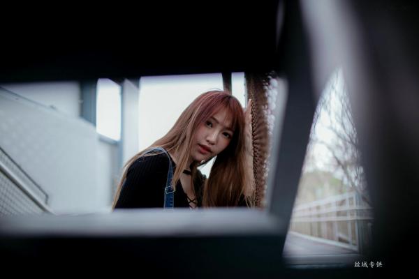 Katie Chiu 比比儿  台湾正妹比比儿《牛仔背带裤》户外街拍写真集[45P]，清新甜美展现都市活力魅力第38张图片