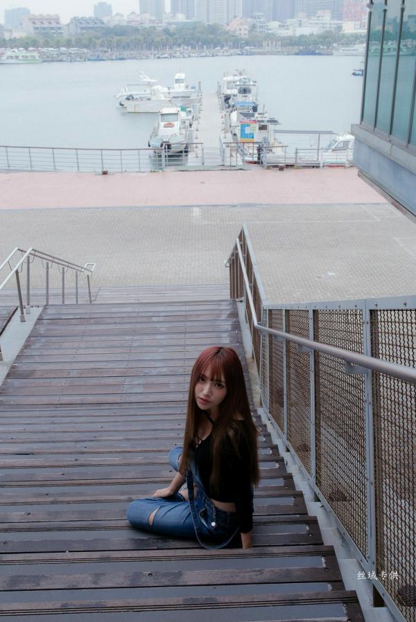 Katie Chiu 比比儿  台湾正妹比比儿《牛仔背带裤》户外街拍写真集[45P]，清新甜美展现都市活力魅力第42张图片
