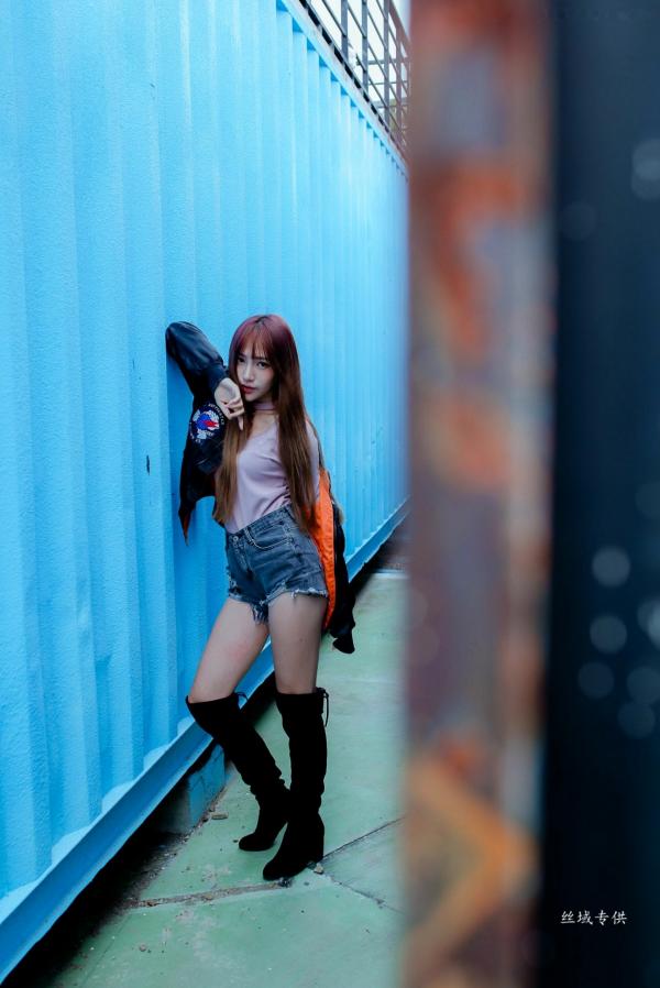 Katie Chiu 比比儿  台湾正妹比比儿户外街拍写真，黑色夹克搭配热裤长靴酷飒出镜，极品美腿尽显迷人魅力第8张图片