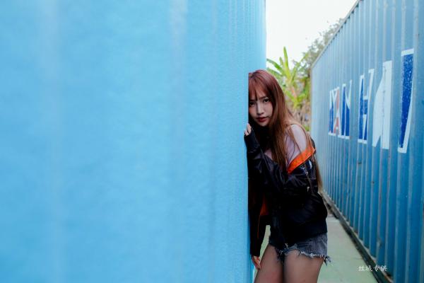 Katie Chiu 比比儿  台湾正妹比比儿户外街拍写真，黑色夹克搭配热裤长靴酷飒出镜，极品美腿尽显迷人魅力第10张图片