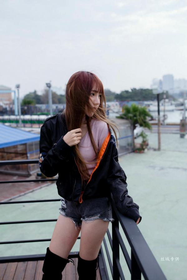 Katie Chiu 比比儿  台湾正妹比比儿户外街拍写真，黑色夹克搭配热裤长靴酷飒出镜，极品美腿尽显迷人魅力第13张图片