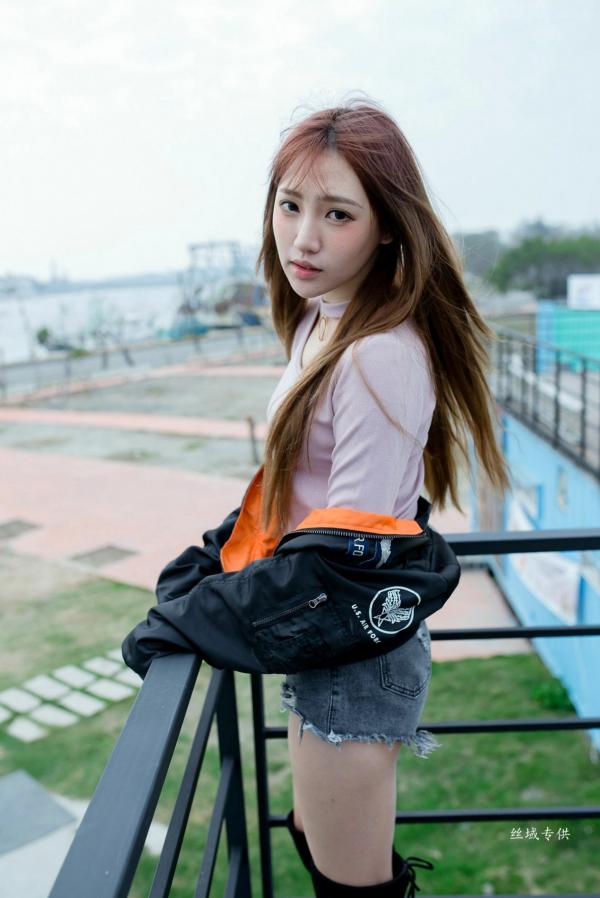 Katie Chiu 比比儿  台湾正妹比比儿户外街拍写真，黑色夹克搭配热裤长靴酷飒出镜，极品美腿尽显迷人魅力第21张图片