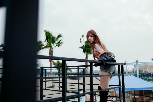Katie Chiu 比比儿  台湾正妹比比儿户外街拍写真，黑色夹克搭配热裤长靴酷飒出镜，极品美腿尽显迷人魅力第24张图片