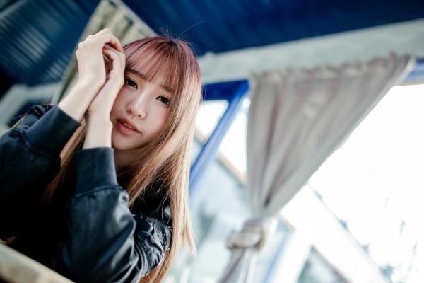 Katie Chiu 比比儿  台湾正妹比比儿户外街拍写真，黑色夹克搭配热裤长靴酷飒出镜，极品美腿尽显迷人魅力第42张图片