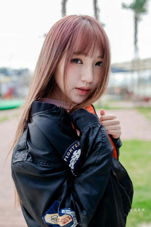 Katie Chiu 比比儿  台湾正妹比比儿户外街拍写真，黑色夹克搭配热裤长靴酷飒出镜，极品美腿尽显迷人魅力第48张图片