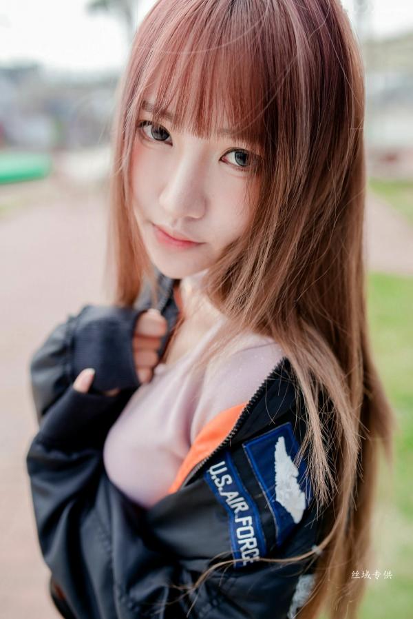 Katie Chiu 比比儿  台湾正妹比比儿户外街拍写真，黑色夹克搭配热裤长靴酷飒出镜，极品美腿尽显迷人魅力第49张图片