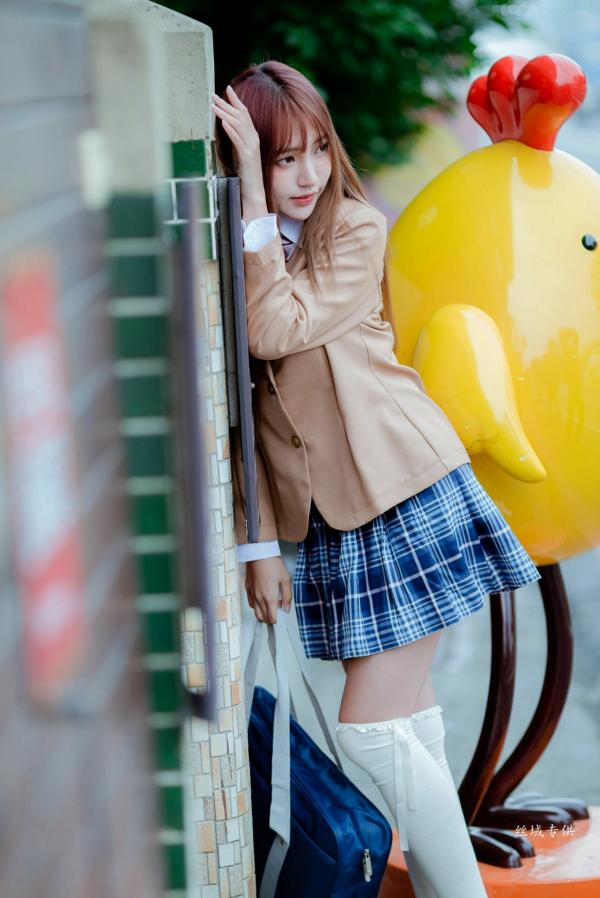 Katie Chiu 比比儿  台湾美少女比比儿《清新学妹》青春校服街拍写真集，演绎日系校园风，尽显女神清纯气质[47P]第5张图片