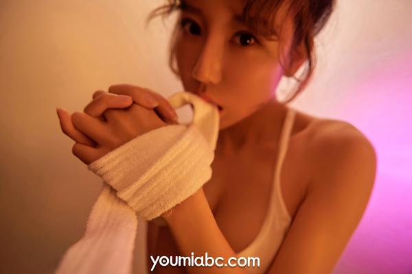 瑶瑶   YouMi尤蜜-2021.02.13-瑶瑶-《征服欲望》高颜值私房摄影，昏暗灯光下的诱惑大片，氛围感与性感并存的极品写真第9张图片