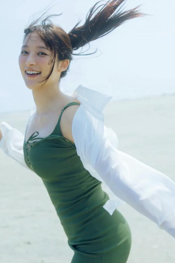 山崎あみ 山崎亚美 《山崎あみ - 太陽よりも》日本清纯女神阳光泳池比基尼与家居写真第7张图片
