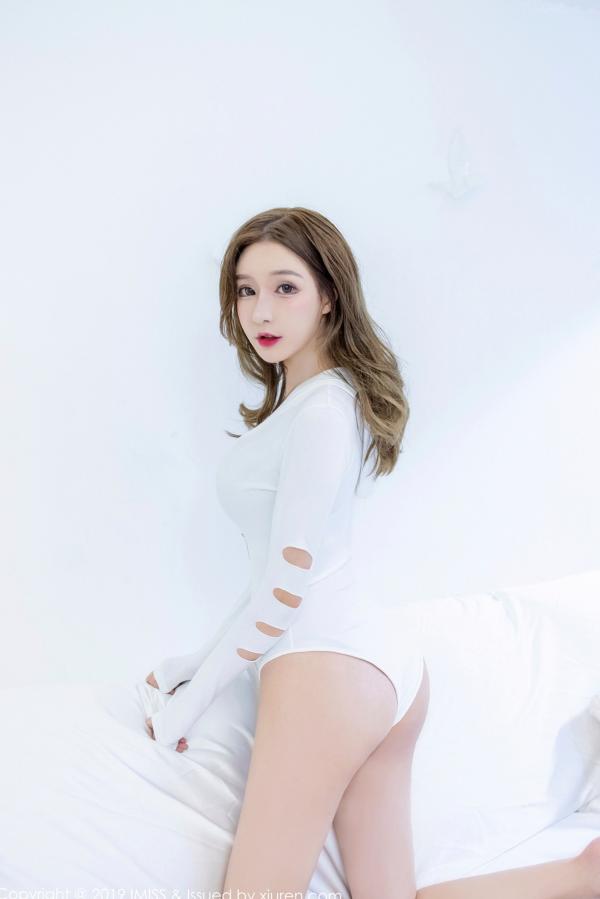 小琳   IMiss爱蜜社-小琳：纯白简约空间里的粉色娇俏，紧身包臀裙勾勒迷人身姿，清新治愈私房写真第9张图片