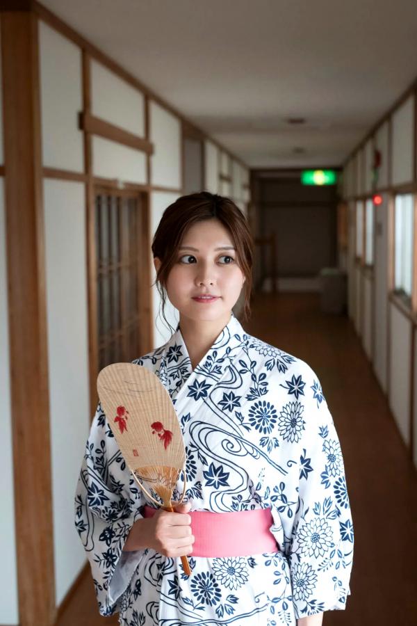 林ゆめ  林ゆめ - 夕立の宿 日式旅馆半露和服内衣性感写真第47张图片