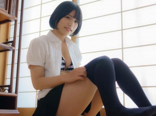 村上りいな   村上りいな《想成为过膝袜》日系室内比基尼性感美腿写真第2张图片