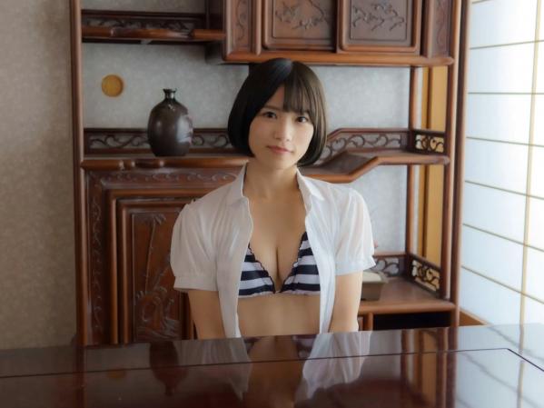 村上りいな   村上りいな《想成为过膝袜》日系室内比基尼性感美腿写真第24张图片