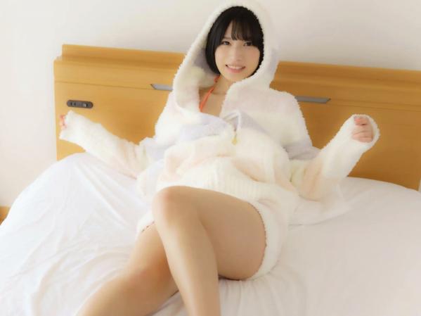 村上りいな   村上りいな《想成为过膝袜》日系室内比基尼性感美腿写真第59张图片