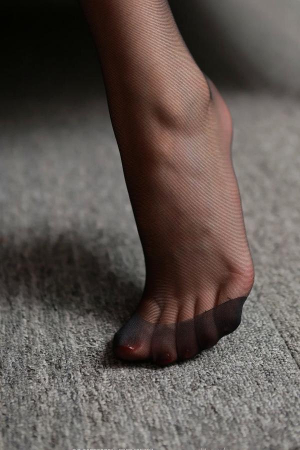 团团   IESS异思趣向 团团《红色OL套装（下）》高清丝袜美腿，职业制服诱惑，职场佳丽唯美写真，成熟干练与妩媚风情并存第12张图片