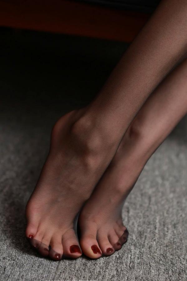 团团   IESS异思趣向 团团《红色OL套装（下）》高清丝袜美腿，职业制服诱惑，职场佳丽唯美写真，成熟干练与妩媚风情并存第25张图片