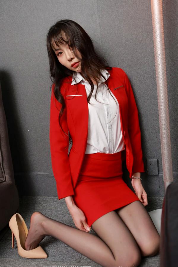 团团   IESS异思趣向 团团《红色OL套装（下）》高清丝袜美腿，职业制服诱惑，职场佳丽唯美写真，成熟干练与妩媚风情并存第77张图片